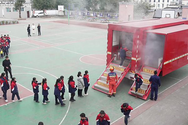 模拟火场环境疏散逃生。涪陵区消防救援支队供图