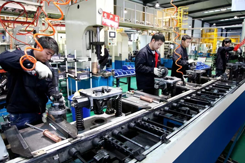 四川建安工業有限責任公司生產車間內工人們在全力生產。 受訪者供圖