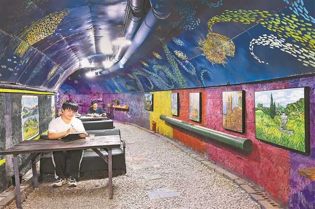九龍坡區黃桷坪街道“石頭房子藝術空間”，用涂鴉、繪畫、燈光等打造，藝術空間吸引著眾多市民前往看書、喝茶、賞畫。