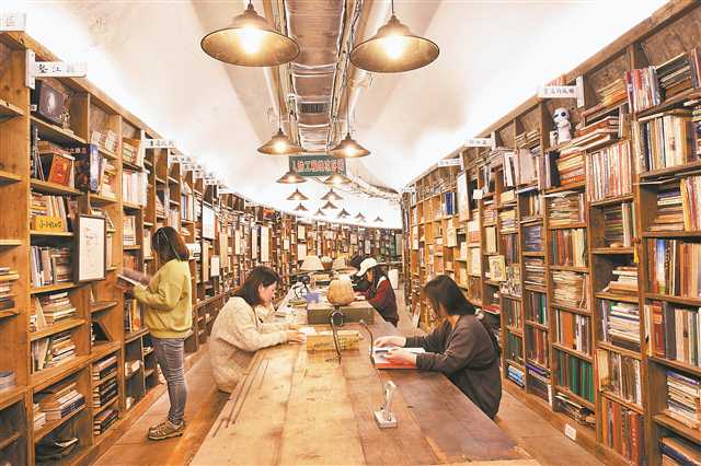 九龍坡區黃桷坪街道，由防空洞改造的軍哥書屋，市民、游客既可以在這裡看書休閑，也可以喝茶打卡。