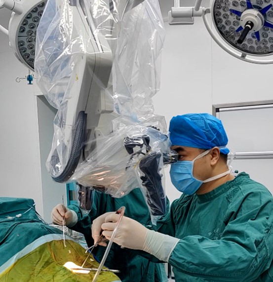 显微镜下颅内肿瘤切除术。重庆西区医院供图