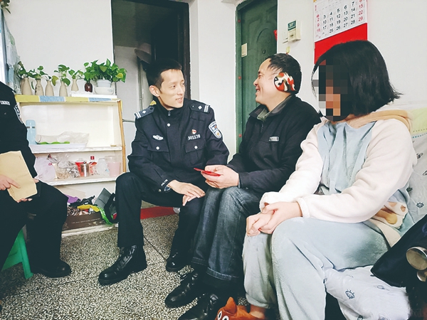 龐睿走訪困難群眾 渝中警方供圖