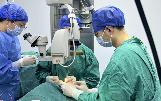 何勇川为患者进行斜视矫正手术。重庆爱尔儿童眼科医院供图
