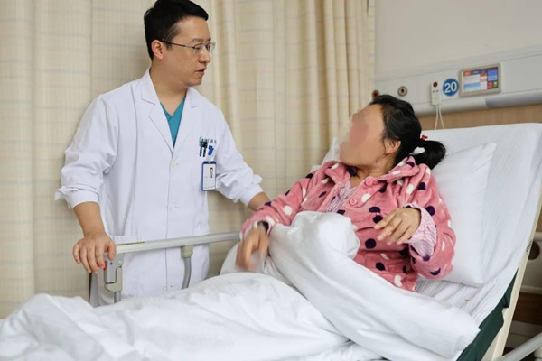 医生在查房中。重庆西区医院供图