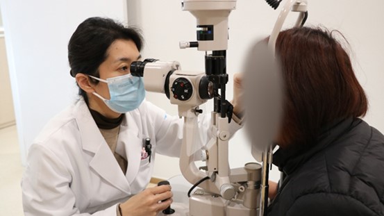 华厦渝州眼科医院助白内障患者恢复视力