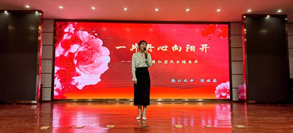 “紅耀丹鄉”特色微宣講小分隊宣講紅色故事。墊江縣委宣傳部供圖