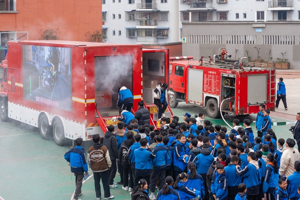 体验“火场逃生”。涪陵区消防救援支队供图