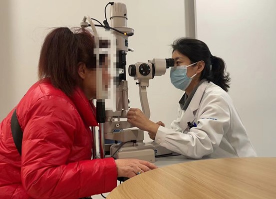 霍妍为患者作检查。华厦渝州眼科医院供图