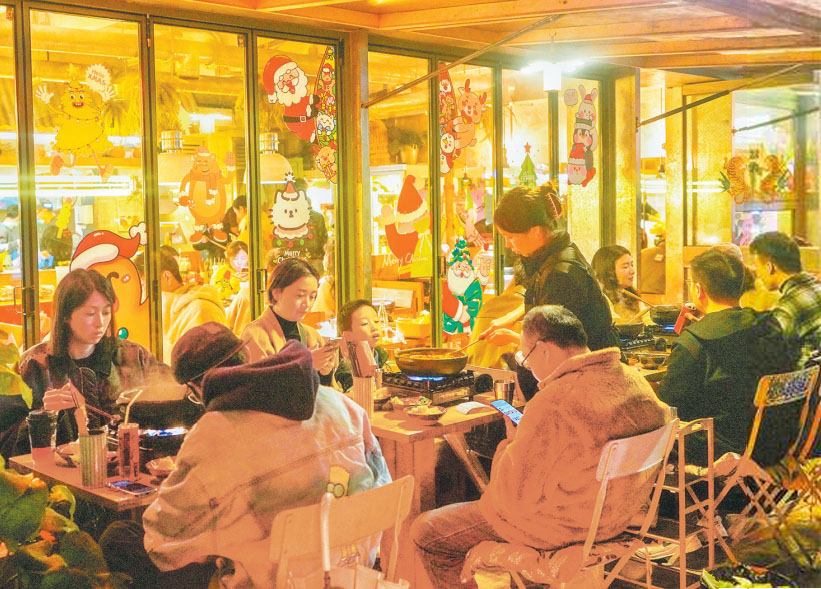 渝北区紫薇路，特色小店吸引了不少市民游客。记者 崔力 摄/视觉重庆
