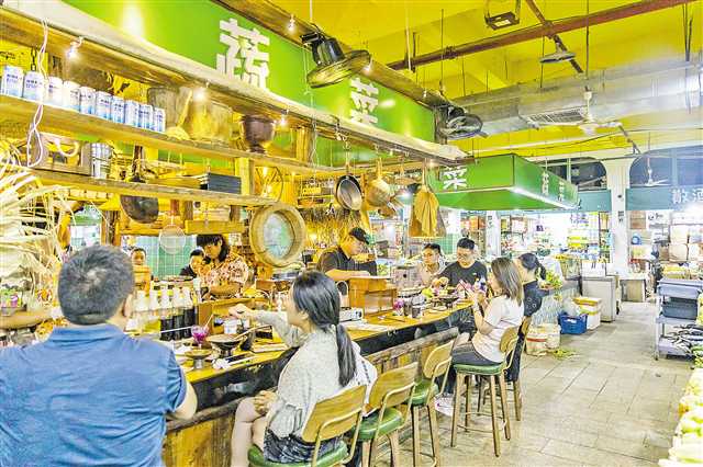 九龙坡区民主村综合市场，一家名为“低音黄瓜”的咖啡烤肉店食客众多。（资料图片）见习记者 尹诗语 摄/视觉重庆