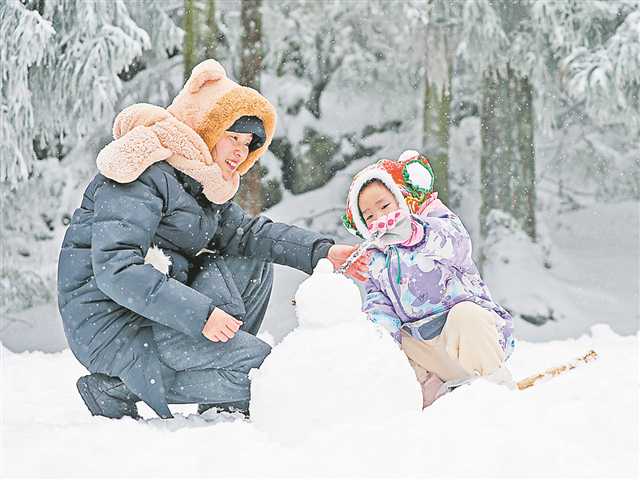 1月22日，彭水县摩围山景区，游客在堆雪人，感受不一样的冬日乐趣。特约摄影 赵勇/视觉重庆