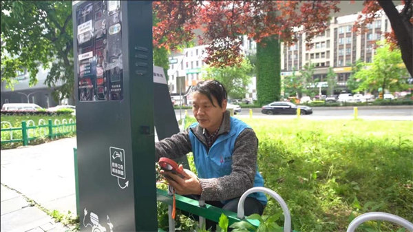 工作人員正在部署“共享充電站”。重慶鐵塔供圖