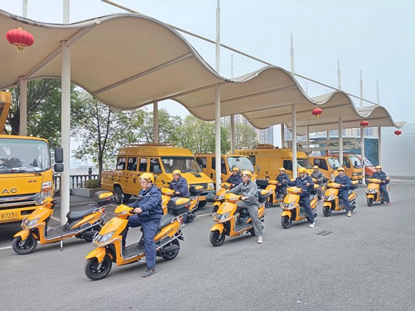 电力员工骑上“小黄车”整装待发。国网重庆永川供电公司供图
