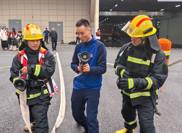 志願者們體驗消防員的日常訓練。重慶理工大學供圖