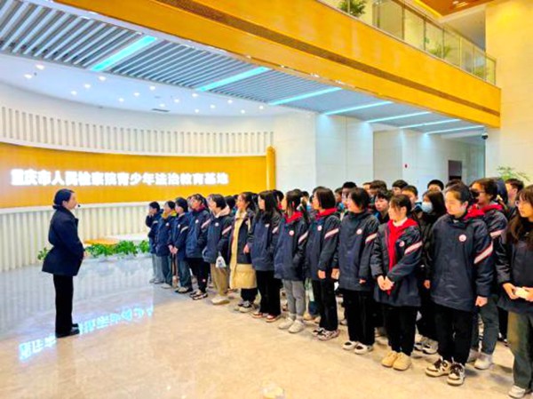 学生认真聆听法律案例讲解。潼南区委宣传部供图