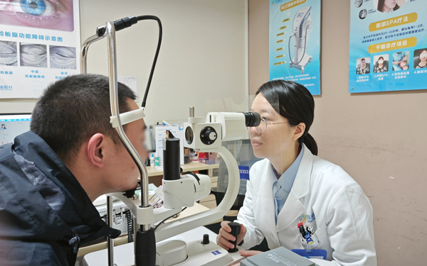 李彩云为患者检查眼部情况。重庆普瑞眼科医院供图