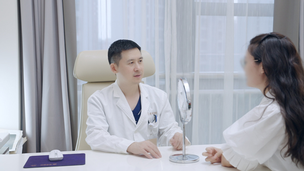 刘正茂为患者面诊。重庆星荣整形外科医院