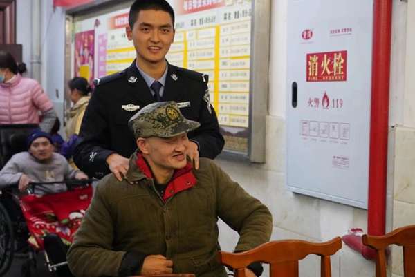 民警正和老人们聊天。重庆市公安局刑侦总队供图