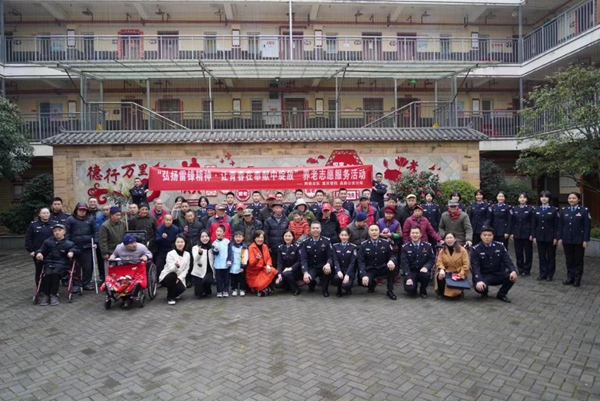 老人們和志願者們一起合影。重慶市公安局刑偵總隊供圖