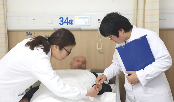 王代红（左一）。重庆西区医院供图