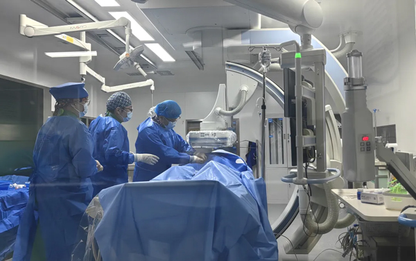 李炜（中）团队介入手术中。重庆西区医院供图