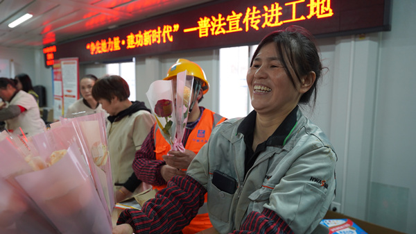 项目部给女职工送上鲜花。中建三局三公司西南分公司供图