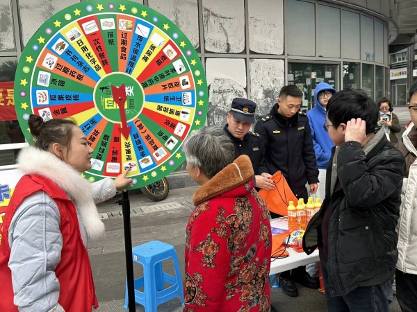 居民在参加垃圾分类大转盘游戏。复兴寺社区供图