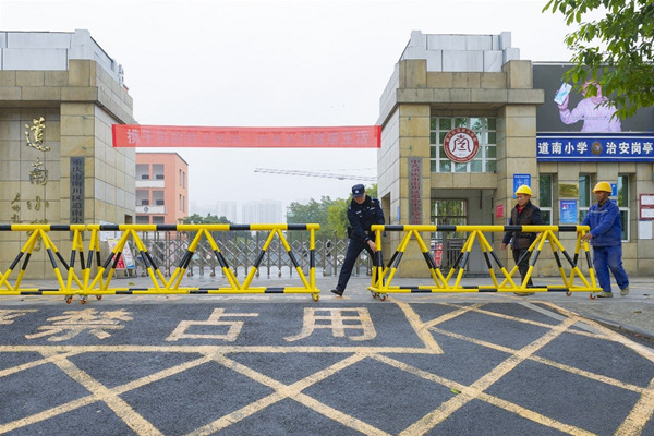南川民警和施工人员正在设置防冲撞拒马。重庆市公安局治安总队供图