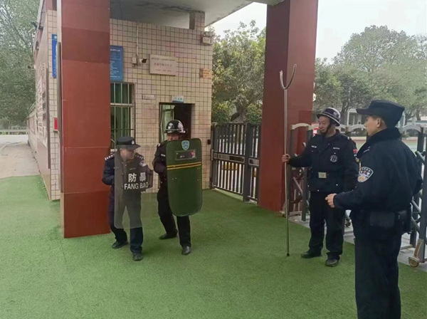 南川民警“一对一”示范防爆盾牌使用技巧。重庆市公安局治安总队供图