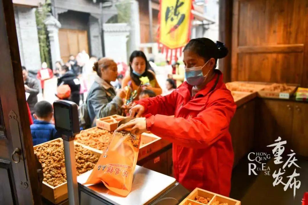 重慶磁器口古鎮后街，游客在選購陳麻花特產。鄒樂供圖