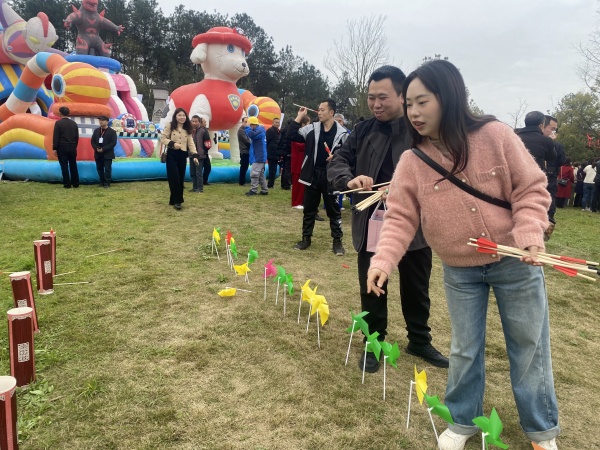 游客投壶感受春游乐趣。黄河摄