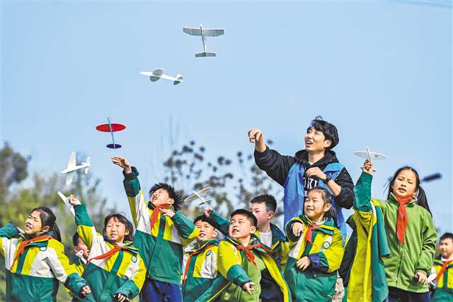 3月14日，北碚区桂和小学，学生正在放飞自己制作的飞机模型。