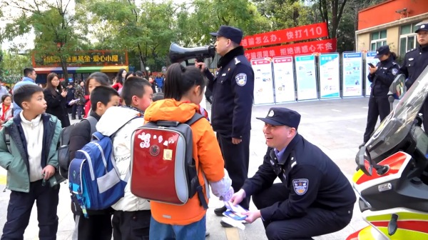 民警守好学生上学路。南岸区公安分局供图