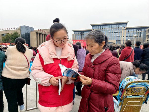 梁平中學學生身穿“紅馬甲”，向市民講解濕地保護有關知識。謝清城攝