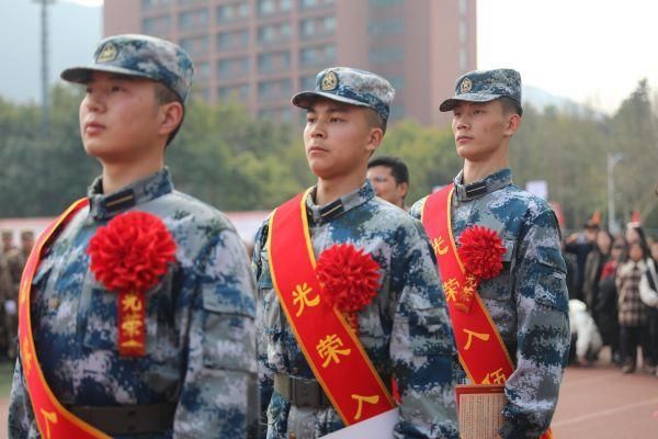 光榮入伍的學員們佩戴著大紅花。重慶機電職業技術大學供圖