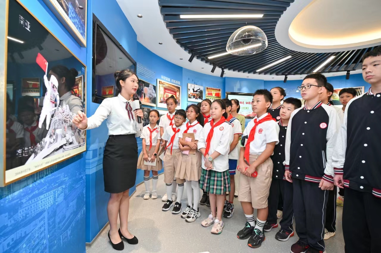 中小学生在“中国梦”主题场馆内同上开学第一课。重庆工程职业技术学院供图