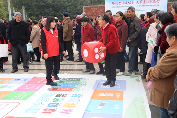 市民積極參與垃圾分類活動。張礡攝