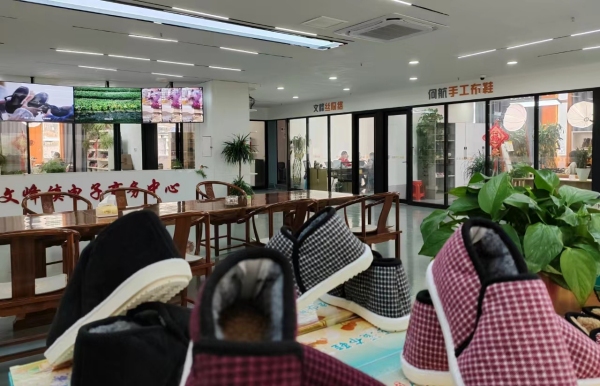位于文峰镇的重庆何航鞋业有限公司直播间。陈凌云摄