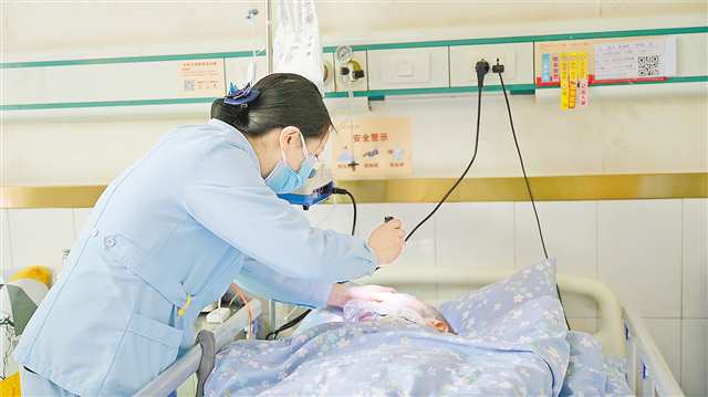 3月14日，九龙坡区中医院，护士正在检查患者生命体征情况。记者 周奇 摄/视觉重庆
