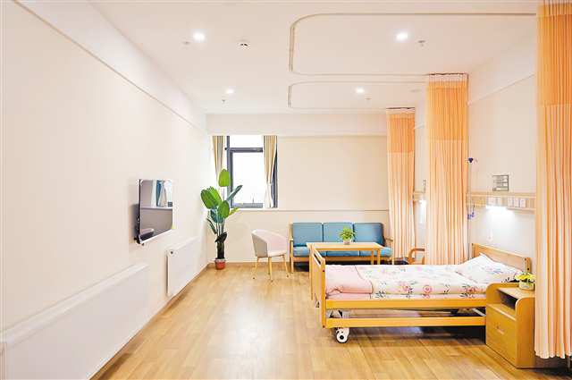 某医养中心安宁疗护病房，配置了电视、茶几、水暖等设施，使患者入住更有居家的温馨感觉。