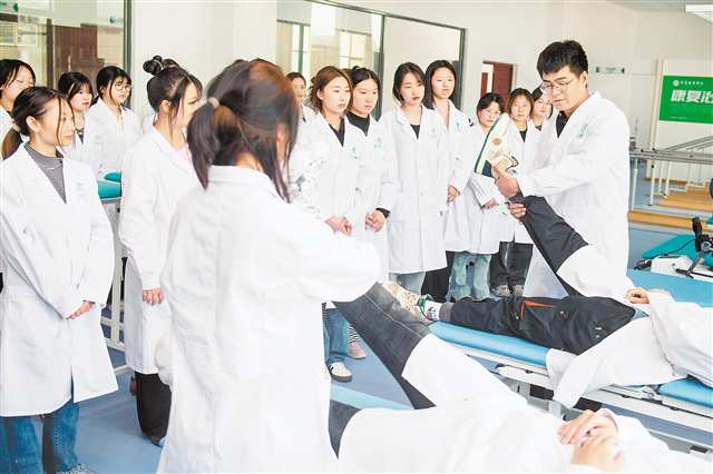 重庆智能工程职业学院，智慧健康养老专业的学生正在老师带领下学习推拿按摩技巧。（本报资料图片）记者 崔力 摄/视觉重庆