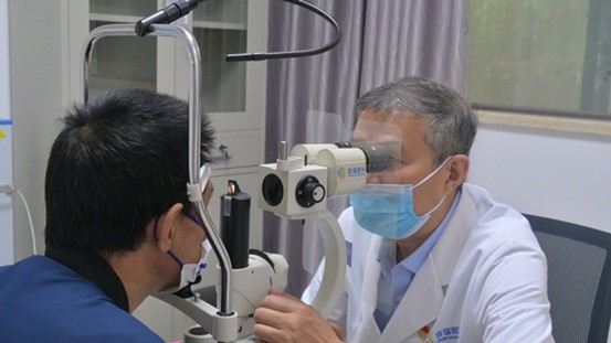 謝漢平為患者檢查眼部情況。重慶普瑞眼科醫院供圖