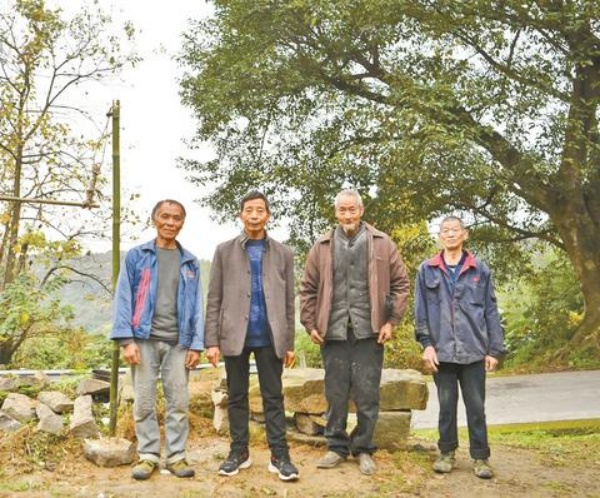 “三人小组”与张才富。贺奎摄