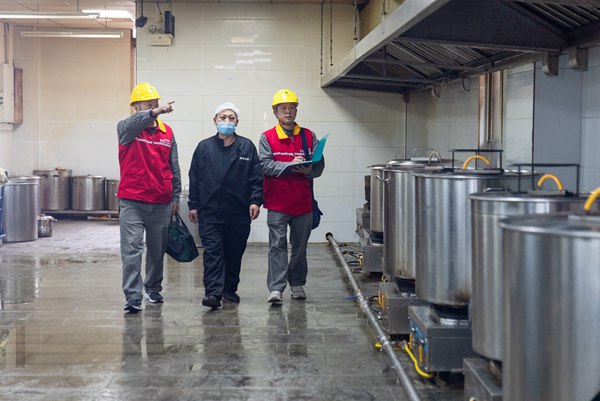 電力員工義務檢查自動化生產線和冷凍倉庫。國網重慶永川供電公司供圖