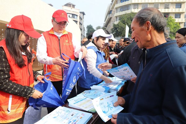 重庆水投集团志愿者开展“世界水日”“中国水周”宣讲。重庆水投集团供图