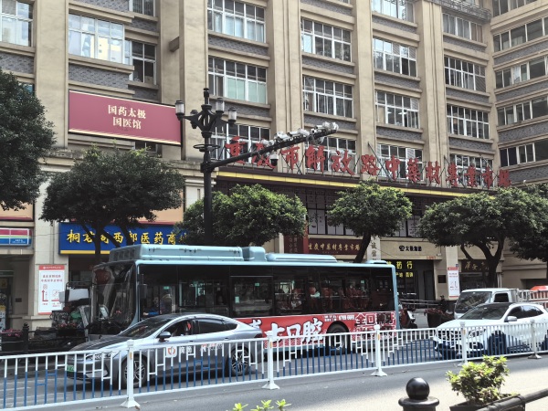 重庆市解放路中药材专业市场早晚高峰时段人员流动性强、车流量大。徐雯瑄摄