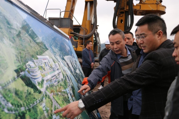 實地了解“強鎮帶村”發展規劃。江口鎮供圖