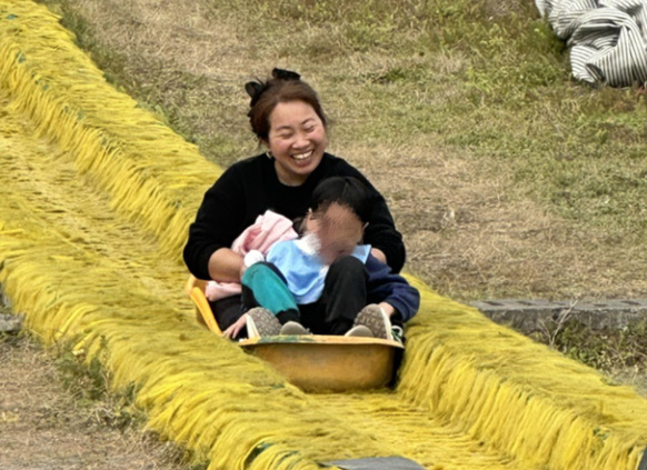 滑草活動現場。重慶愛爾眼科醫院總院供圖