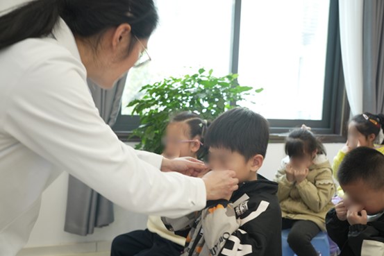 醫生為孩子指導正確的眼保健操姿勢。重慶普瑞眼科醫院供圖