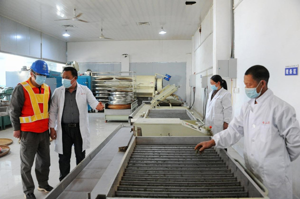 国网重庆奉节供电公司员工向黄国强了解茶厂用电需求。杨嵛杰摄